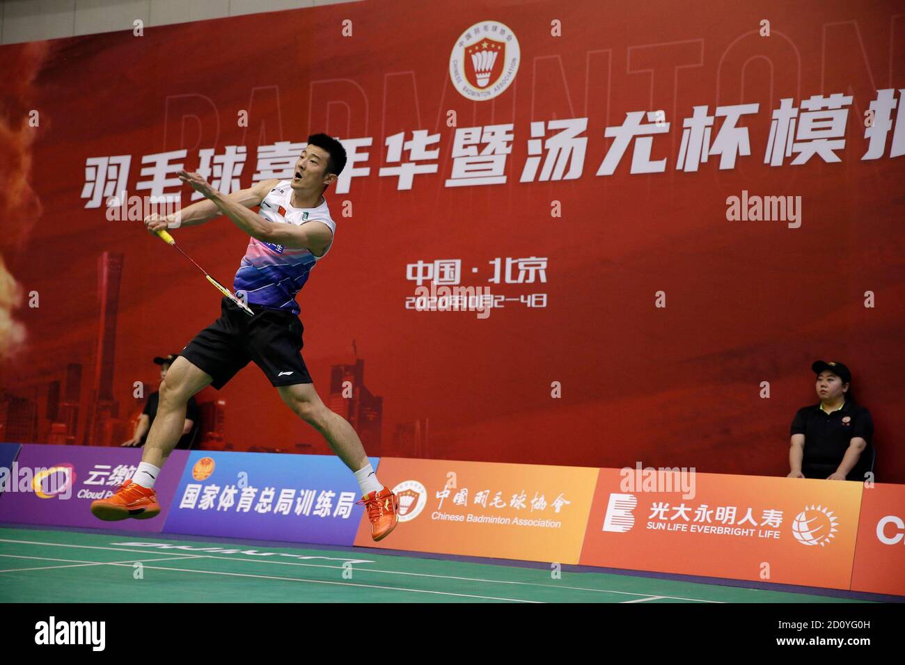 Pechino, Cina. 4 Ott 2020. Chen Long (fronte) della Fighting Dragon Team restituisce il shuttleock a Zhao Jungang della Eagle Team durante la partita maschile singles nella simulazione di squadra nazionale cinese per il torneo di badminton Thomas Cup a Pechino, Cina, 4 ottobre 2020. Credit: Zhang Chen/Xinhua/Alamy Live News Foto Stock