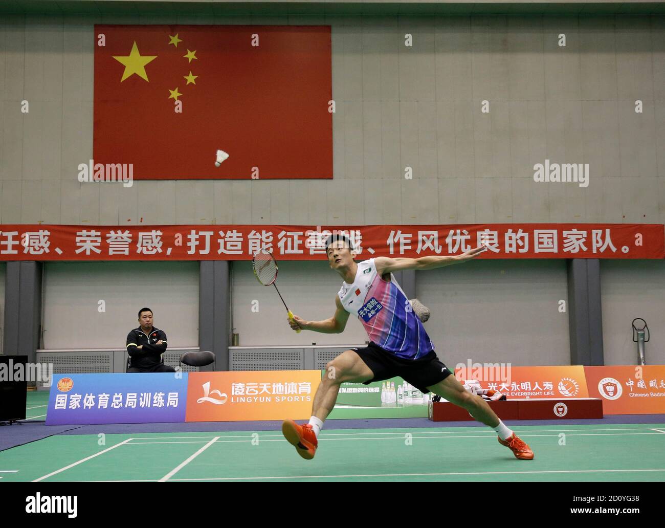 Pechino, Cina. 4 Ott 2020. Chen Long of Fighting Dragon Team restituisce lo shuttleock a Zhao Junpeng della Eagle Team durante la partita maschile singles nel simulround della nazionale cinese per il torneo di badminton Thomas Cup a Pechino, Cina, 4 ottobre 2020. Credit: Zhang Chen/Xinhua/Alamy Live News Foto Stock