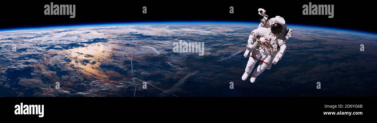 Astronauta che cammina nello spazio con sfondo terrestre, panorama. Elementi di questa immagine forniti dalla NASA. Foto Stock