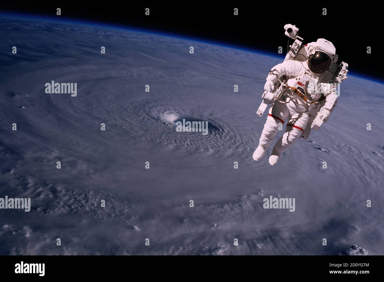 Astronauta che cammina nello spazio con sfondo terrestre, sopra l'uragano. Elementi di questa immagine forniti dalla NASA. Foto Stock