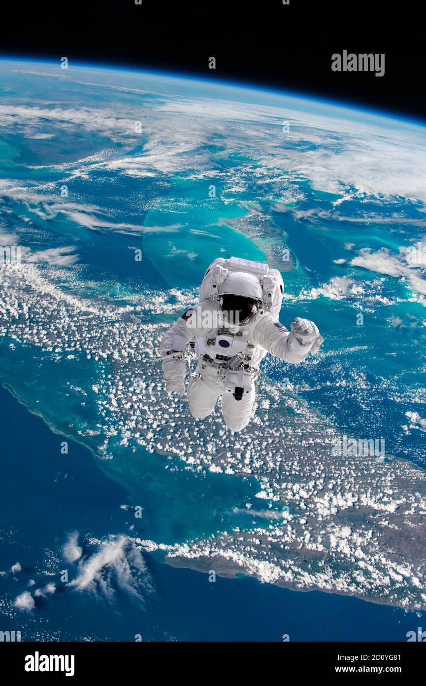 Astronauta che cammina nello spazio con sfondo terrestre, sull'oceano blu. Elementi di questa immagine forniti dalla NASA. Foto Stock