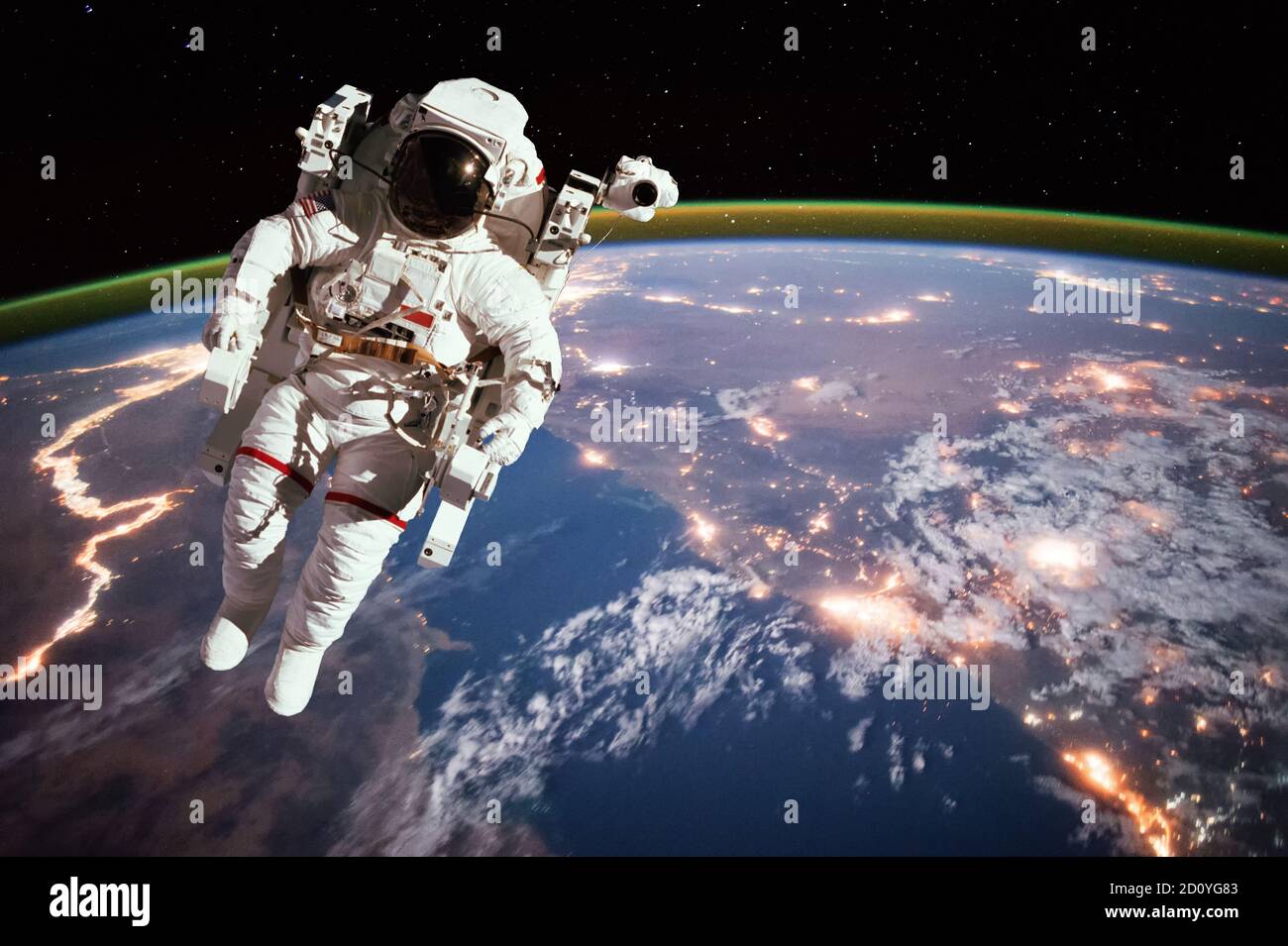 Astronauta che cammina nello spazio con terra di fondo, di notte. Elementi di questa immagine forniti dalla NASA. Foto Stock
