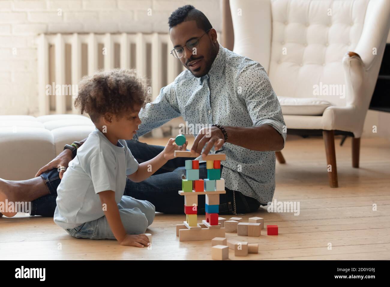 Carente affettuoso giovane papà afroamericano che gioca con il figlio. Foto Stock