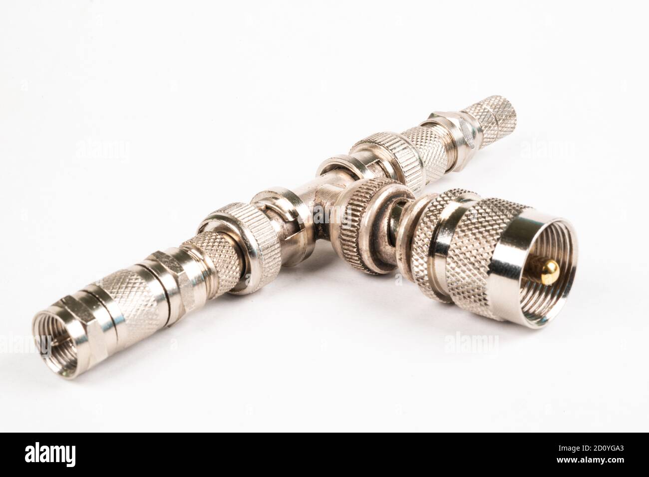 Adattatore coassiale per microonde UHF maschio a connettore femmina N. Informazioni sui dettagli della radio. Componente ad alta frequenza con rivestimento metallico su sfondo bianco Foto Stock