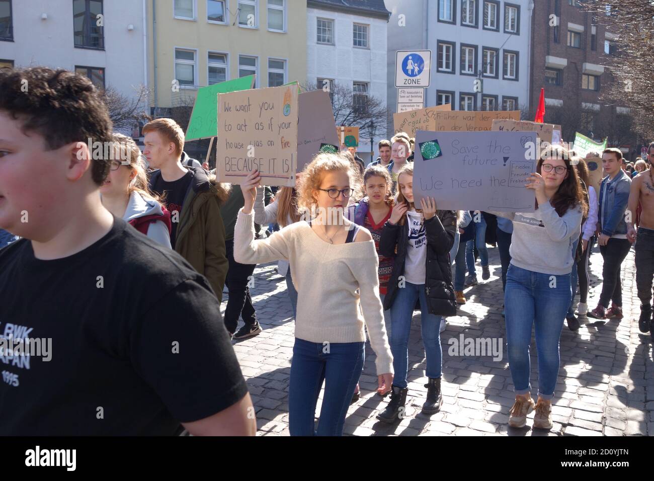 I partecipanti con i loro poster al venerdì per la futura dimostrazione Sulla Giornata mondiale del cambiamento climatico a Duesseldorf Foto Stock