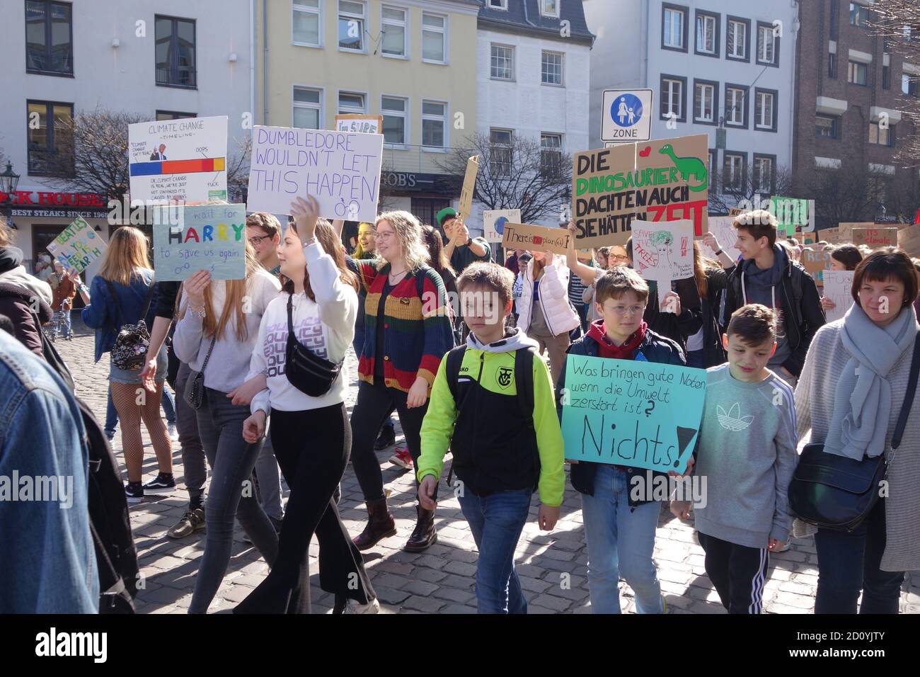 I partecipanti con i loro poster al venerdì per la futura dimostrazione Sulla Giornata mondiale del cambiamento climatico a Duesseldorf Foto Stock