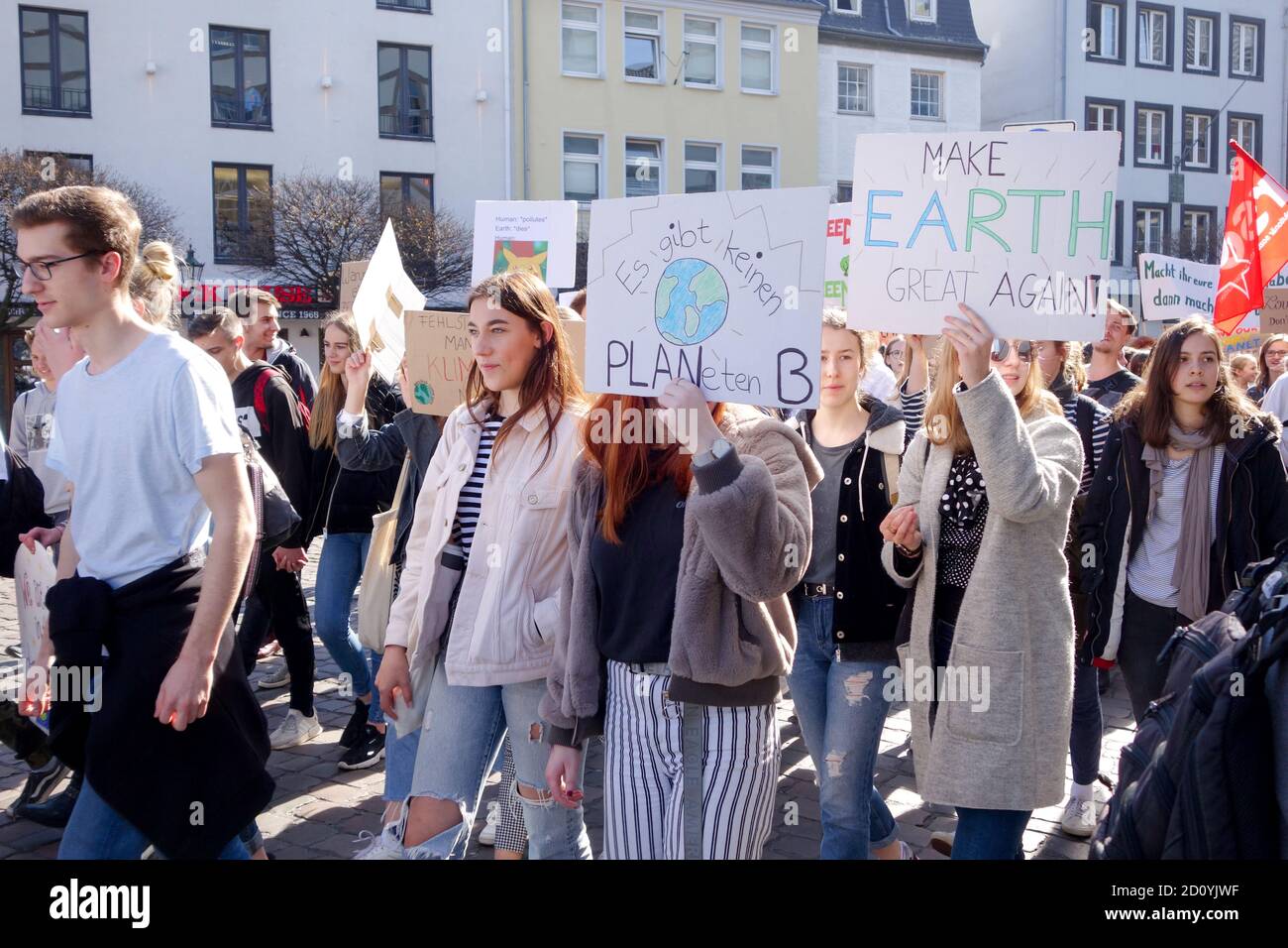 I partecipanti con i loro poster al venerdì per la futura dimostrazione Sulla Giornata mondiale del cambiamento climatico a Duesseldorf Foto Stock