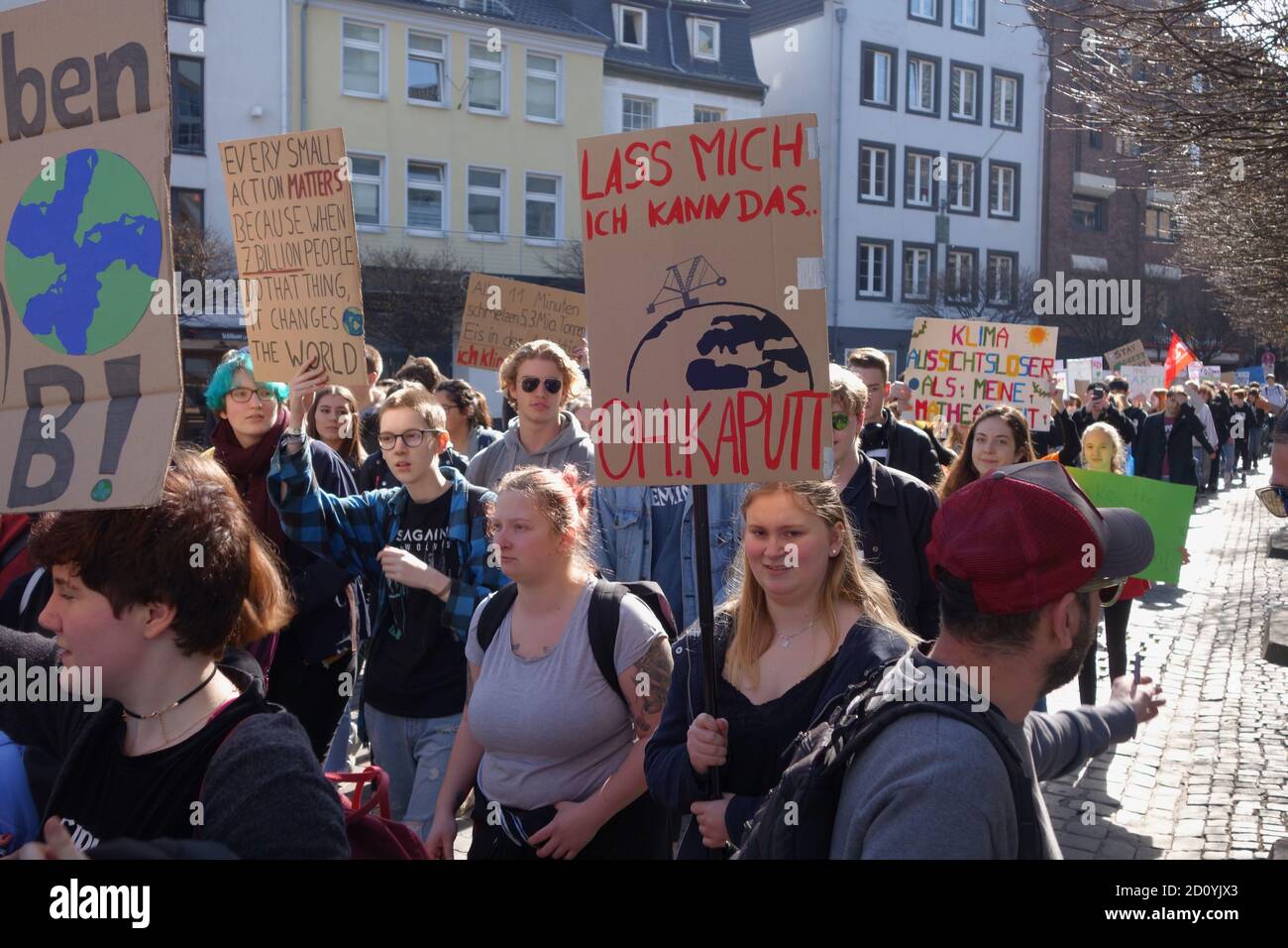 I partecipanti con i loro poster al venerdì per la futura dimostrazione Sulla Giornata mondiale del cambiamento climatico a Duesseldorf Foto Stock