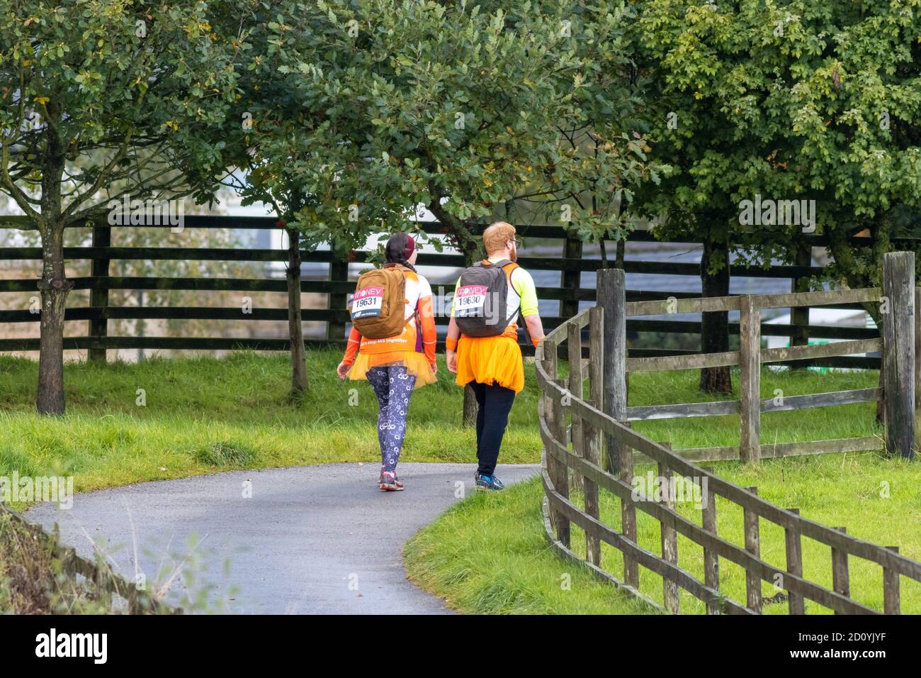 4 ottobre 2020: Sport del Regno Unito: Antony Butcher e Lizzie Blowey camminano una maratona di Londra virtuale da Burley-in-Wharfedale a Bolton Abbey e indietro in abito da fantasia per raccogliere soldi per la Società di SM. Maggiori dettagli: https://www.justgiving.com/fundraising/antonyandlizziewalkamarathon West Yorkshire. Rebecca Cole/Alamy News (c) Foto Stock