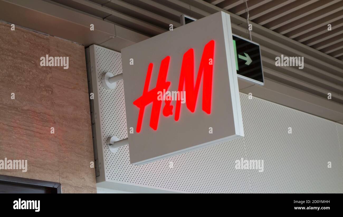 Zhuhai, Cina - 16 aprile 2015. Cartello H&M Shop. H&M è un'azienda svedese di abbigliamento al dettaglio. Foto Stock