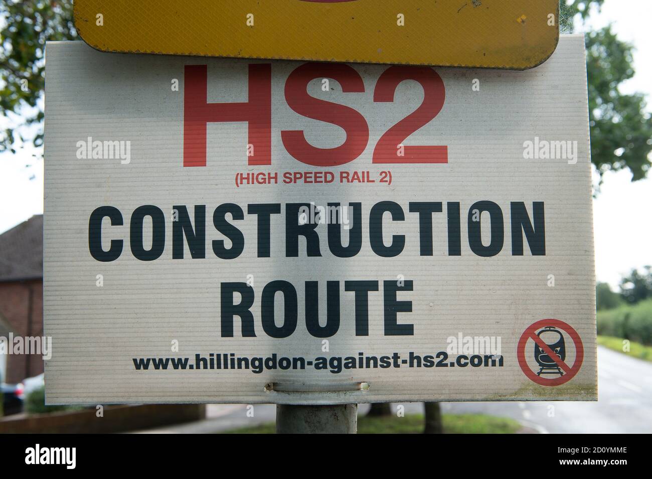 Ickenham, Uxbridge, Regno Unito. 28 Settembre 2020. Hillingdon contro i cartelli HS2 sul lato di una strada vicino a un cantiere HS2. Gli autocarri tuonano e su e giù per le strade vicino ai cantieri HS2 causando rumore e polvere ai residenti locali. I lavori di costruzione dell'HS2 mettono a rischio 693 siti faunistici, 108 boschi antichi e 33 siti di interesse scientifico speciale. Credito: Maureen McLean/Alamy Foto Stock