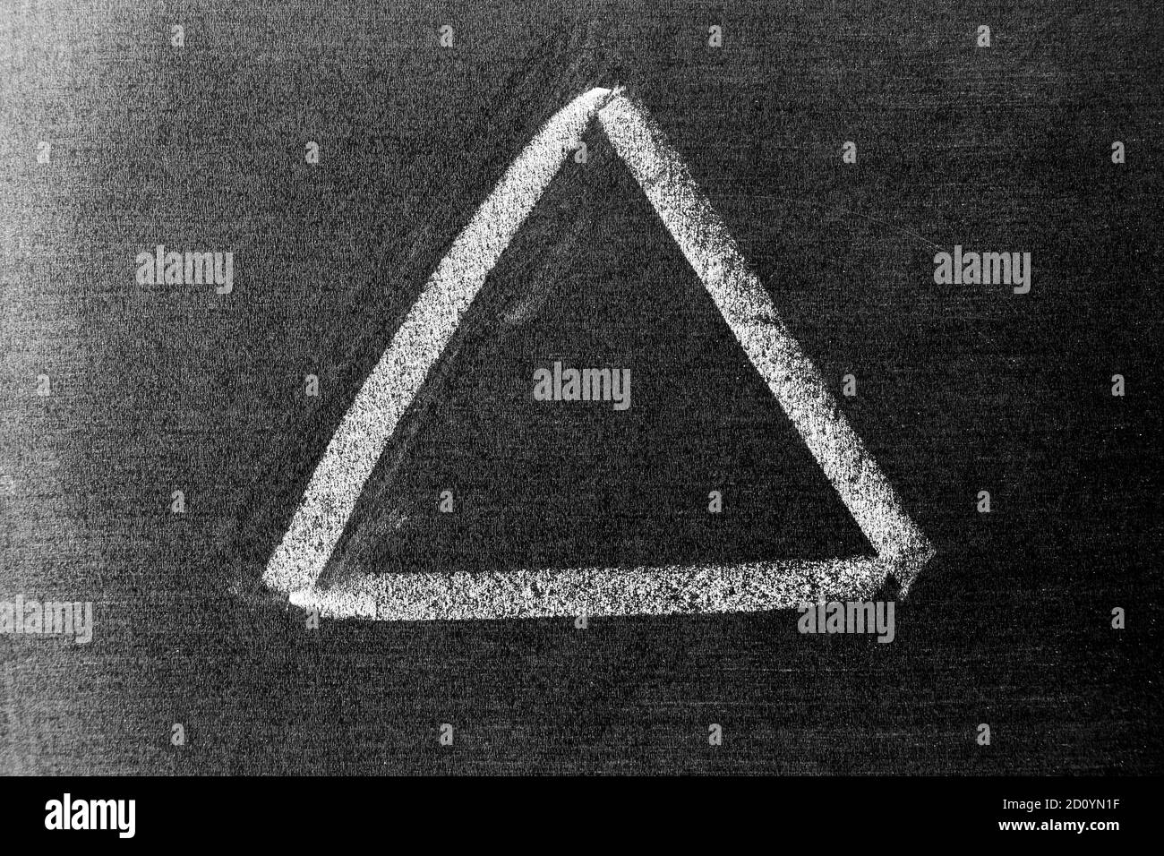 Disegno a mano in gesso di colore bianco a forma triangolare su sfondo nero Foto Stock