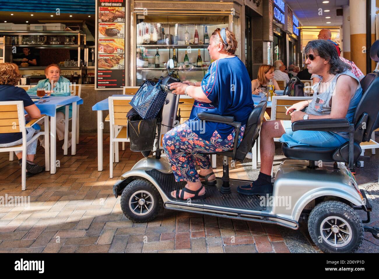 Benidorm, Provincia di Alicante, Spagna 5.10.2019, turisti in moto scooter nel centro storico Foto Stock