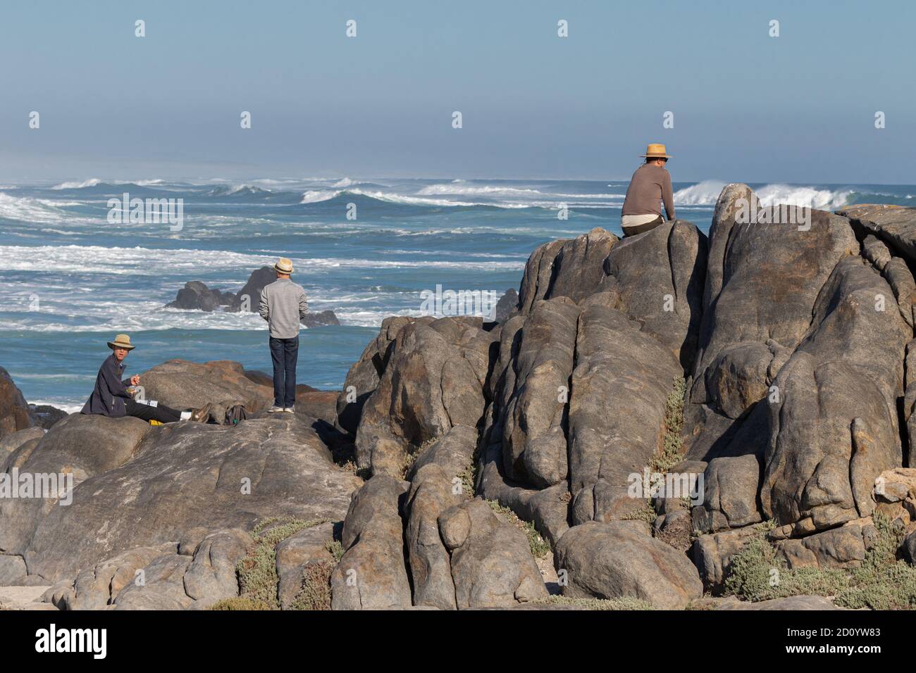 Persone che si agghiacciano sulle rocce Foto Stock