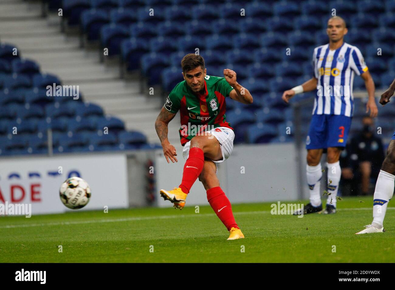 Rodrigo Pinho di Maritimo spara per segnare il suo gol durante il campionato portoghese, Liga NOS Football Match tra FC Porto e Maritimo in ottobre Foto Stock