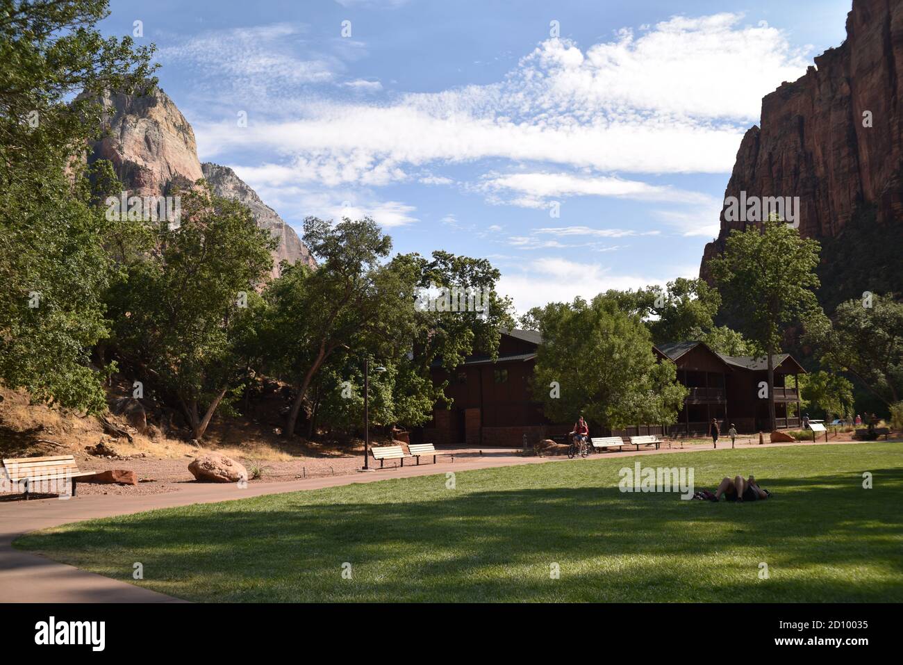 Parco nazionale di Zion, Utah. USA 8/12-15/2020. Zion Lodge Sentinel e Watchman ali del Lodge. Le camere sono dotate di baloneys con sedie a dondolo Foto Stock