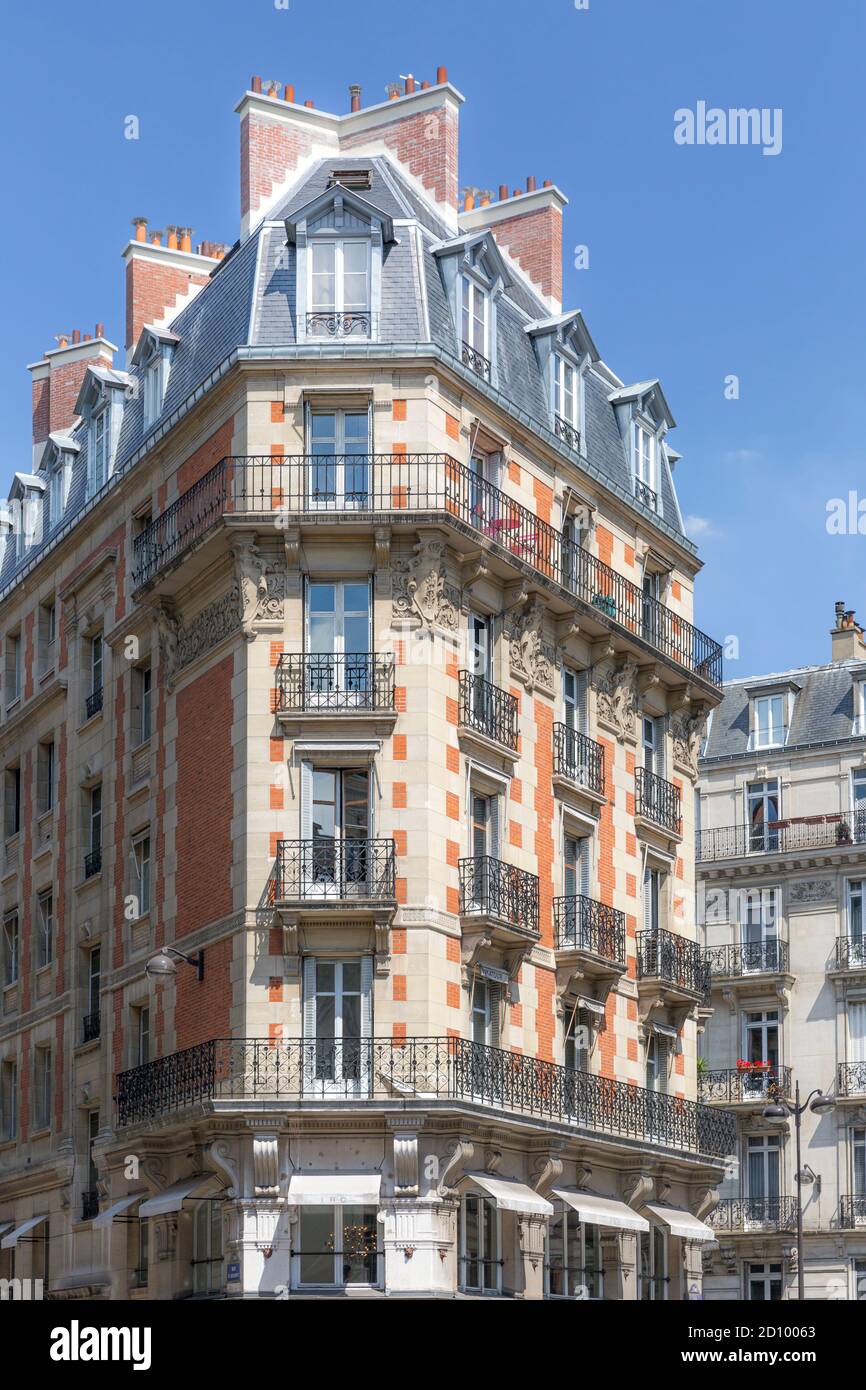 Architettura francese lungo Rue du Louvre, 2° Arrondissemont, Parigi, Francia Foto Stock