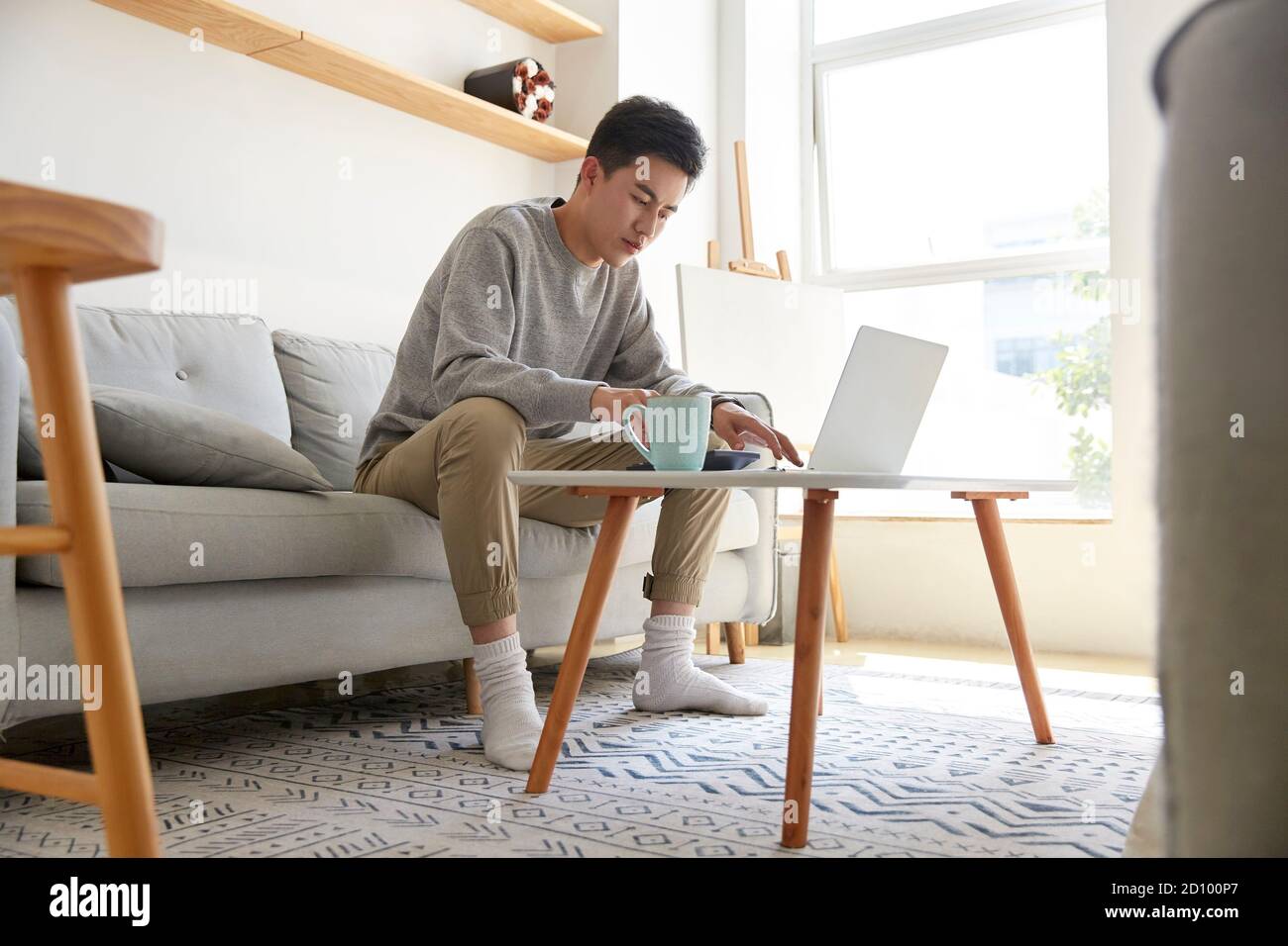 giovane dirigente asiatico che lavora a casa con un computer portatile computer Foto Stock