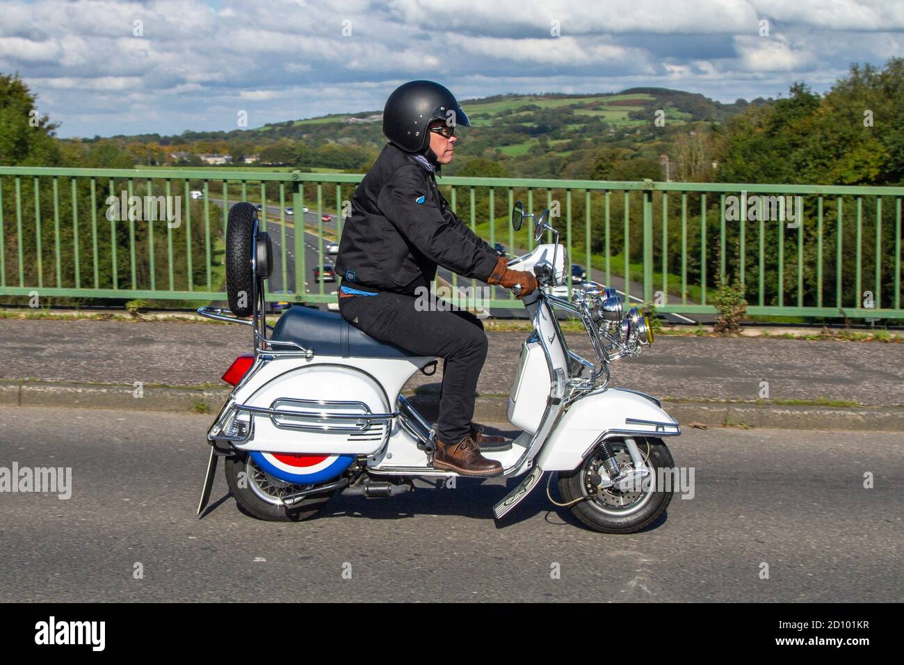 Vespa A1 125 Auto; scooter rider; trasporto a due ruote, motocicli,  veicoli, strade, motociclette, motociclisti che guidano a Chorley, Regno  Unito Foto stock - Alamy