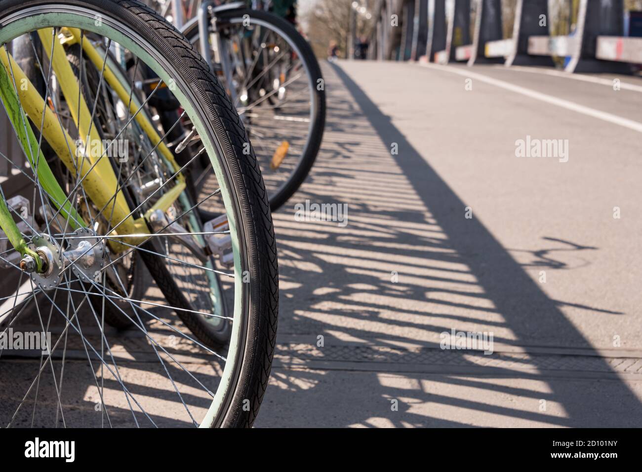 Bicicletta caotico/parcheggio bici in una città - trasporti, il trasporto pubblico - furto di biciclette, vecchie biciclette, moto furto - Spazio di copia Foto Stock