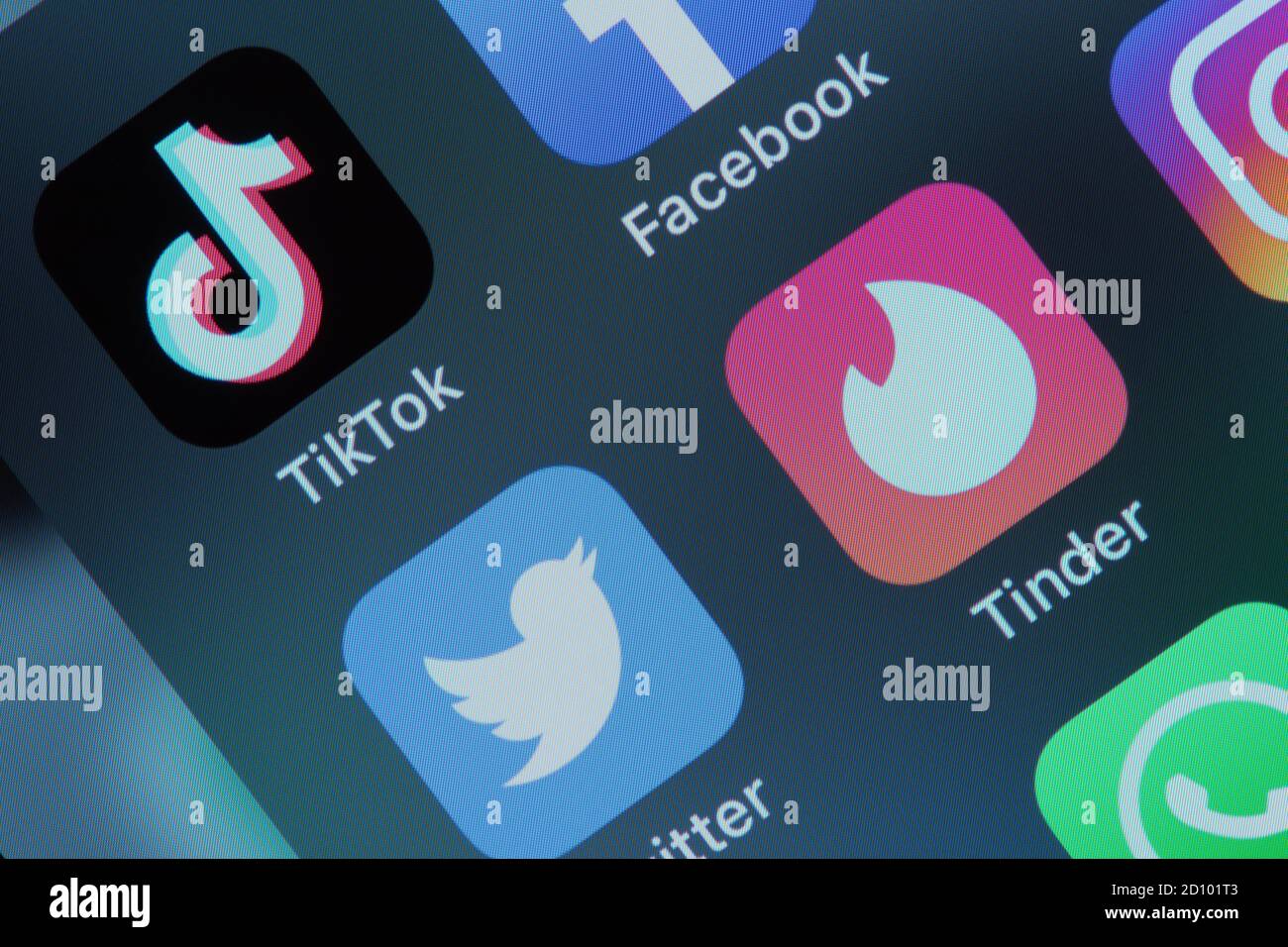 Tinder e TikTok, Facebook e Twitter applicazione su schermo Apple iPhone X Foto Stock