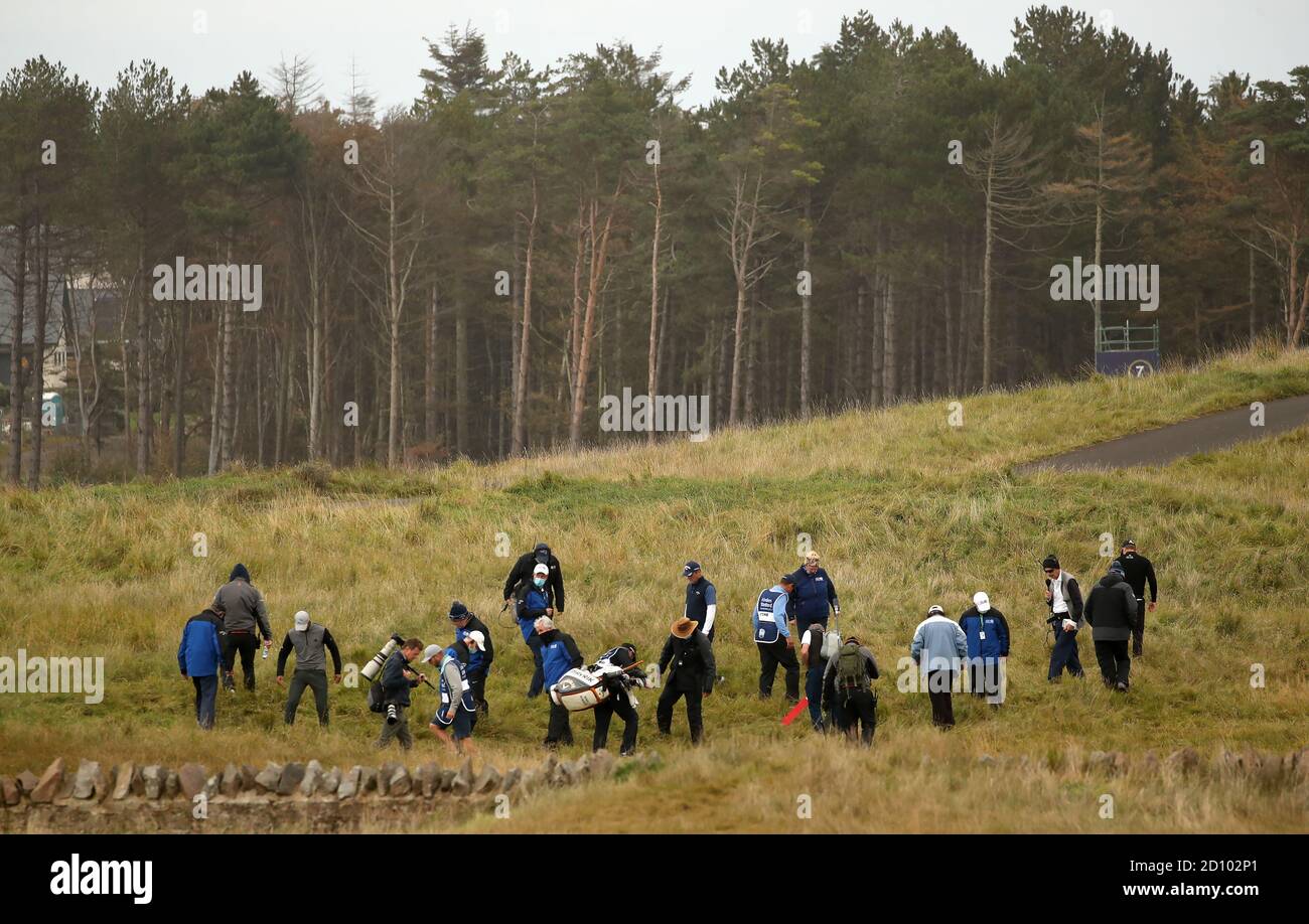 Giocatori, cattivi e marshalls cercano la palla di Marc Warren scozzese il 18 °, durante il quarto round dell'Aberdeen Standard Investments Scottish Open al Renaissance Club, North Berwick. Foto Stock