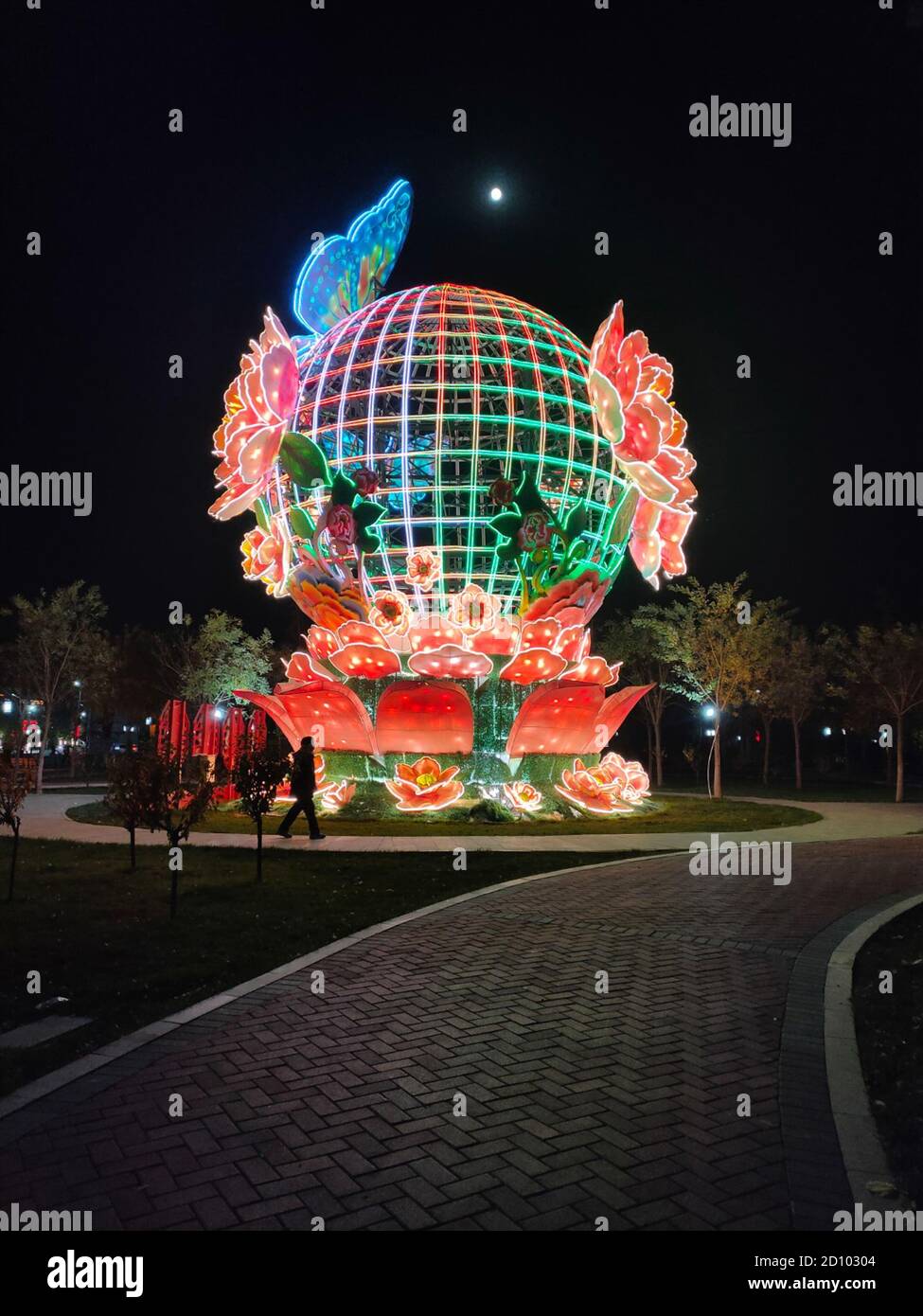 9 novembre 2019, China Hebei Sheng, Shijiazhuang Shi, Zhending Xian, Fuxi Street con arti leggere di notte. Foto Stock