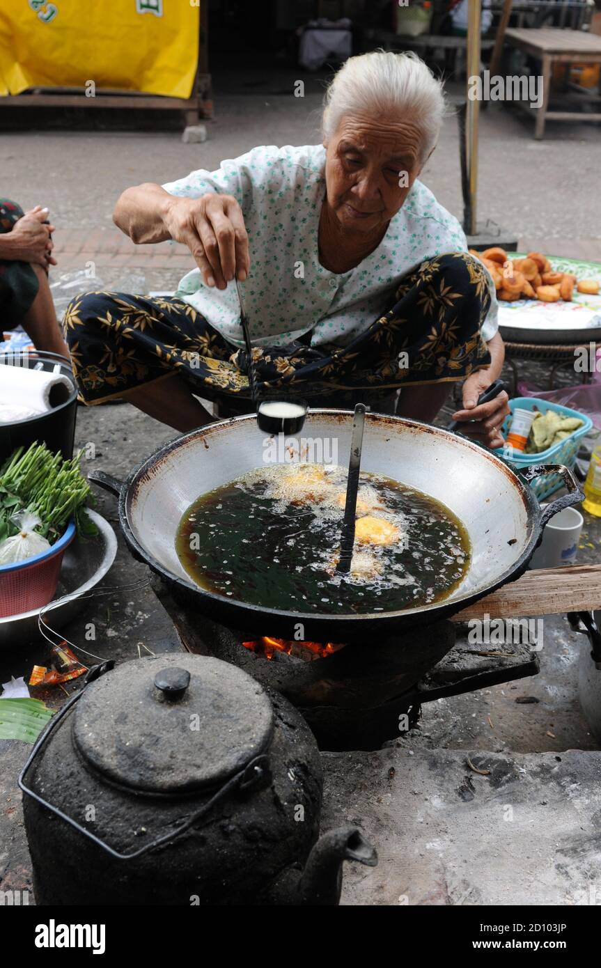 Luang Prabang Markt: Frisch gegrillete Fleisch und Gemüsespezialitäten. Pesce alla griglia e carne al mercato di Luang Prabang City. Foto Stock