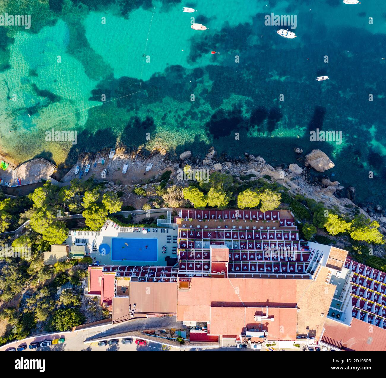 La foto del 30 luglio mostra la tranquilla spiaggia di Port de Sant Miquel a ibiza il giovedì, come le restrizioni sulla visita delle Isole Baleari spagnole iniziano a prendere effetto con pochissimi nuovi visitatori in arrivo. All'inizio di questa settimana il Ministero degli Esteri ha esteso i suoi consigli di viaggio alla Spagna, ora dicendo alla gente di evitare viaggi non essenziali per le isole Canarie e Baleari, così come per la Spagna continentale. Ma alcuni agenti di viaggio dicono che stanno lottando per capire la logica dei consigli del governo britannico, perché le isole hanno tassi di infezione da coronavirus più bassi. Foto Stock