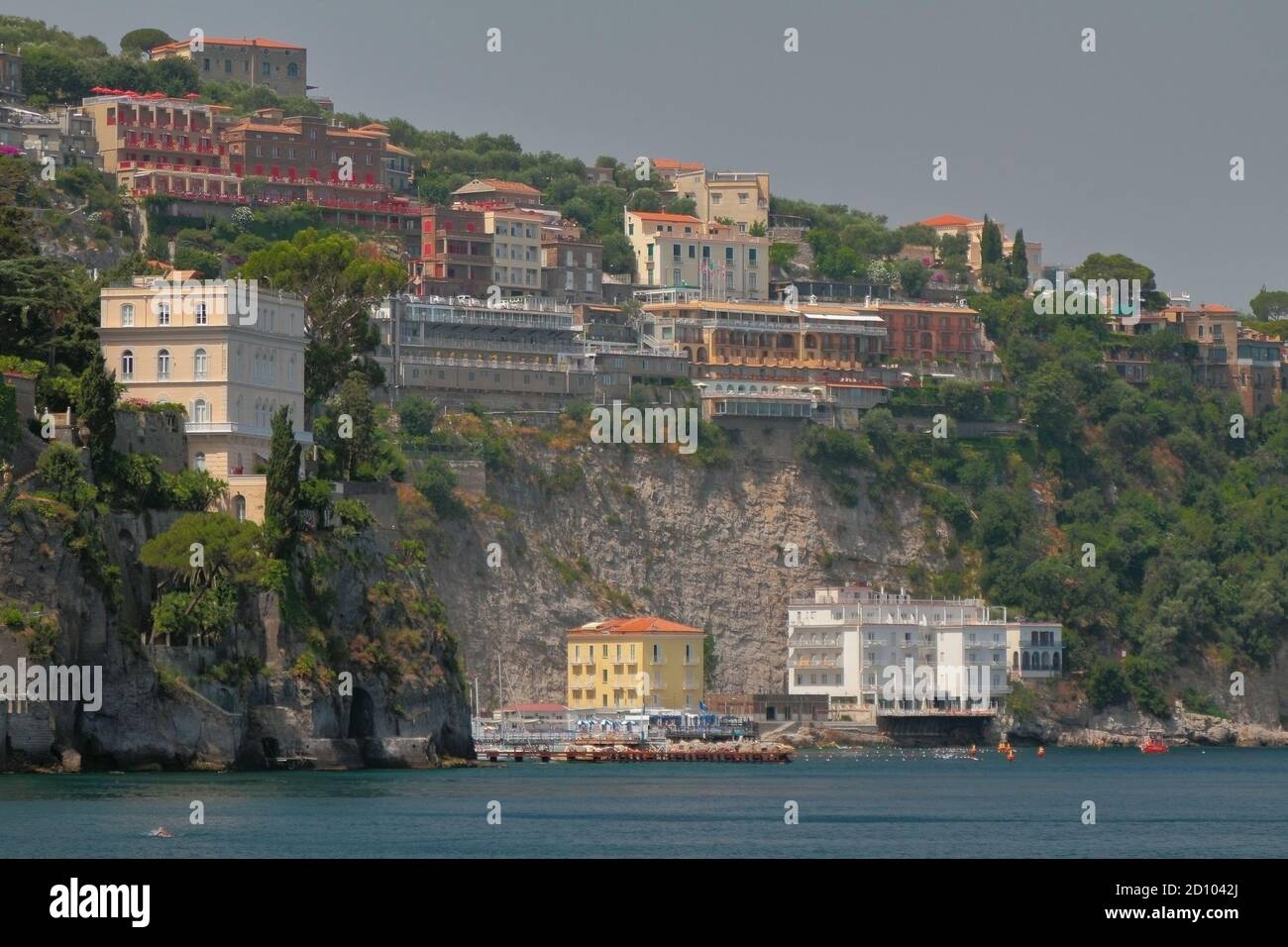 Resort città sulla costa rocciosa. Sorrento, Italia Foto Stock