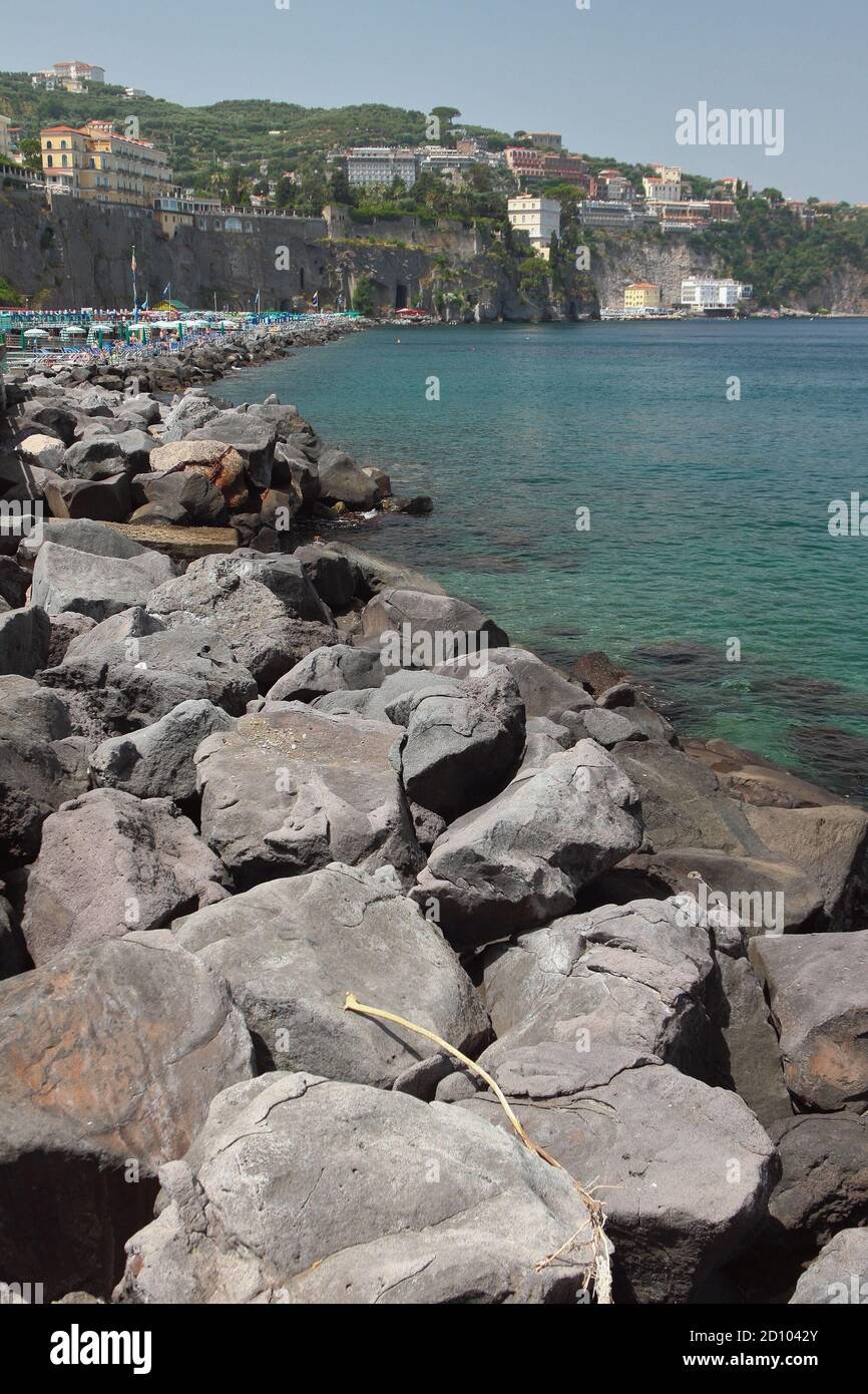 Città di Barrage e resort sulla costa rocciosa. Sorrento, Italia Foto Stock