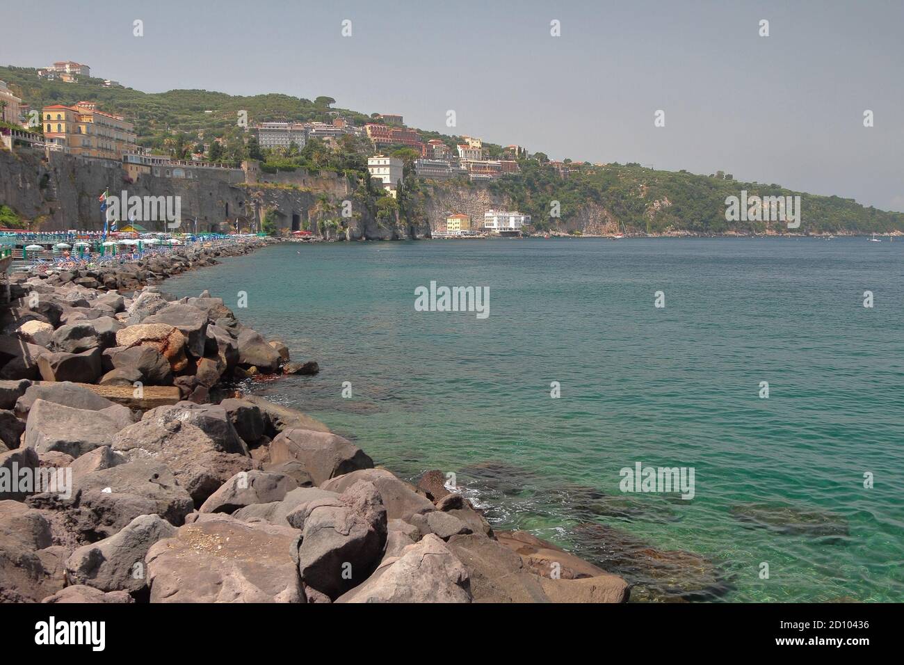 Barrage, baia di mare e città di villeggiatura sulla costa rocciosa. Sorrento, Italia Foto Stock