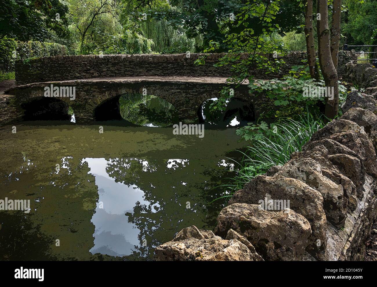 Un ponte pedonale sul fiume a Castle Combe, Wiltshire, Regno Unito Foto Stock