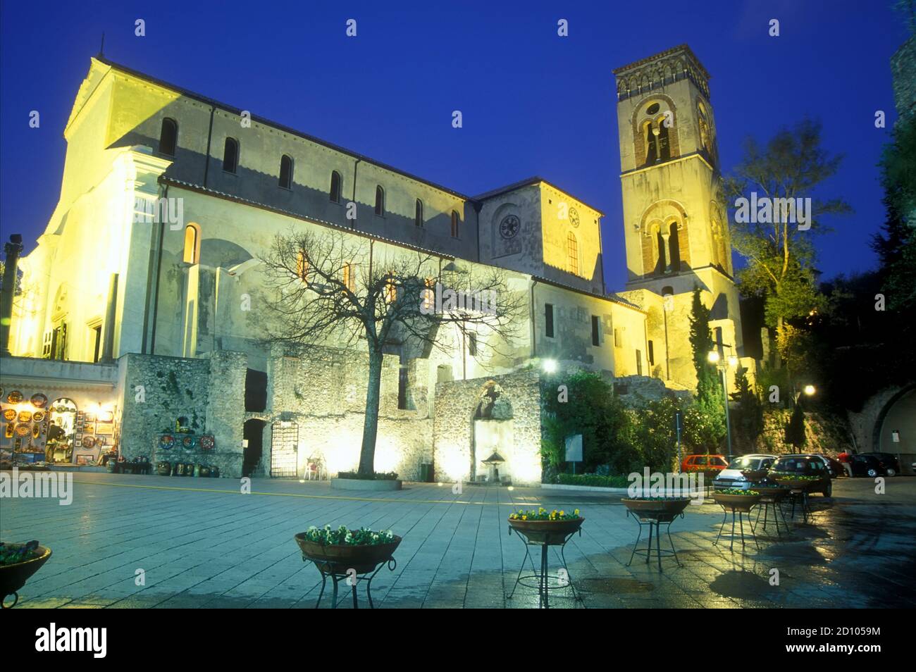 Chiesa illuminata di notte , Ravello, Italia Foto Stock