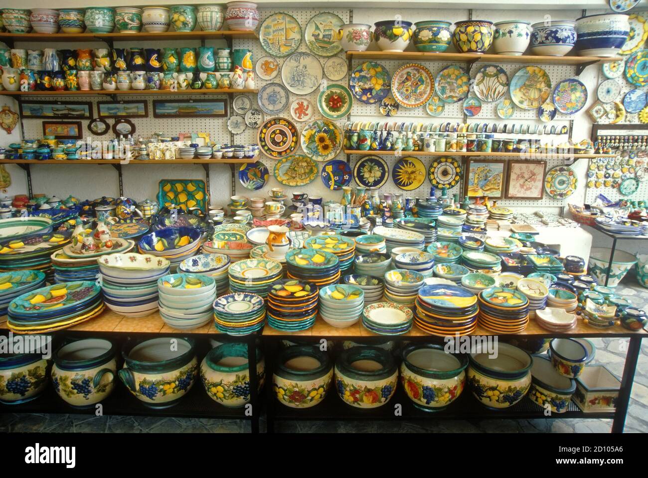 Piatti in argilla - ceramica a Positano, Italia Foto Stock
