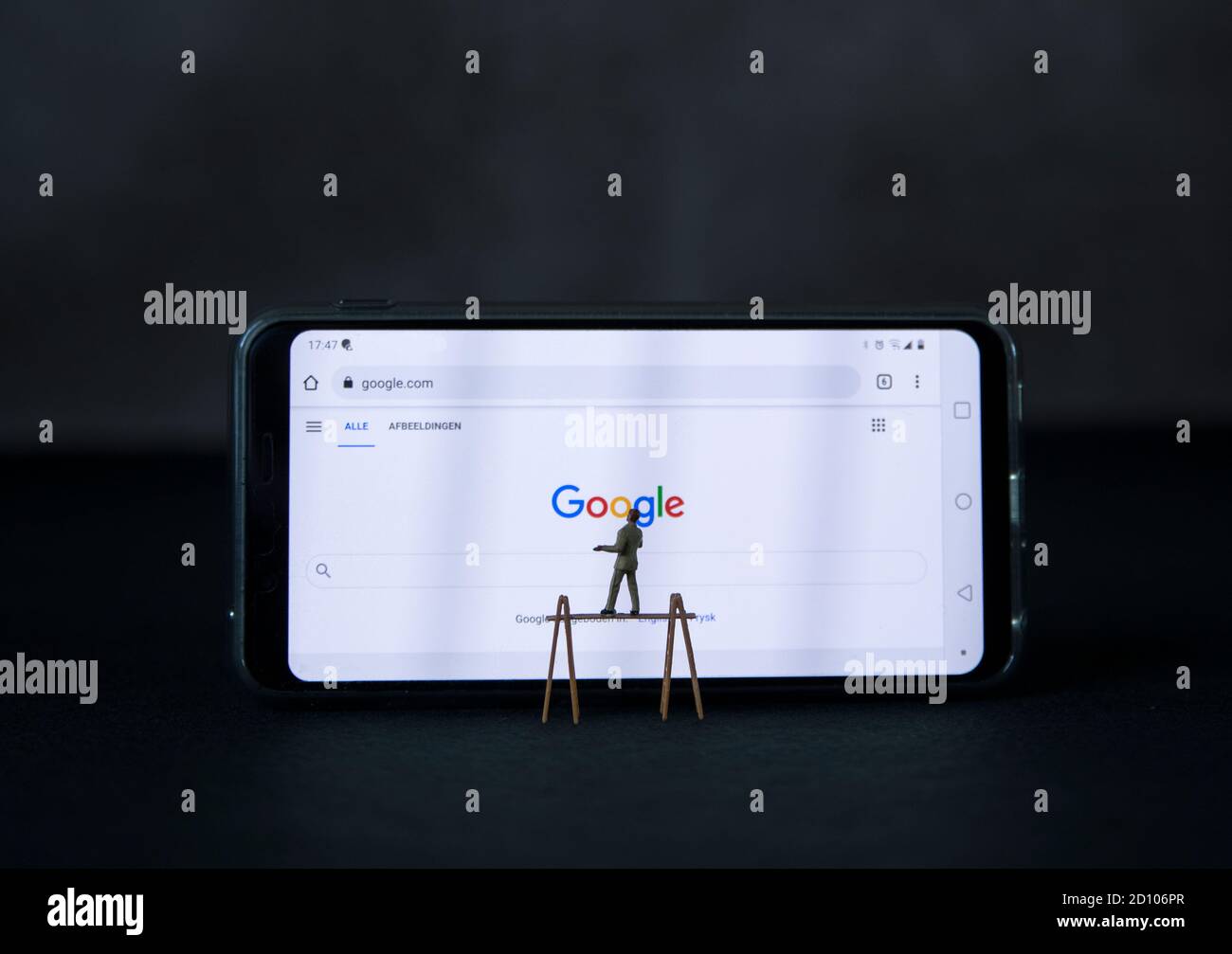 uomo sulla scala alla ricerca di qualcosa sulla ricerca di google bar onm internet Foto Stock