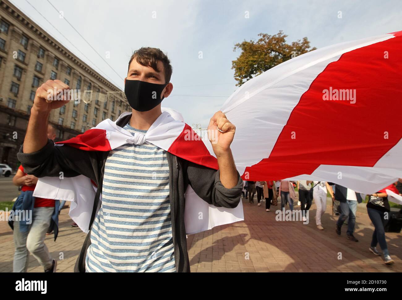 Kiev, Ucraina. 4 Ott 2020. La gente partecipa a un raduno di solidarietà con le proteste in Bielorussia a Kiev, Ucraina, il 4 ottobre 2020. I membri della comunità bielorussa in Ucraina e i loro sostenitori hanno organizzato un raduno di solidarietà con le proteste bielorusse contro i risultati delle elezioni presidenziali. Credit: Serg Glovny/ZUMA Wire/Alamy Live News Foto Stock