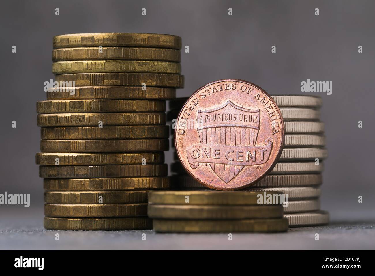 Un centesimo su uno sfondo di monete da vicino Foto Stock
