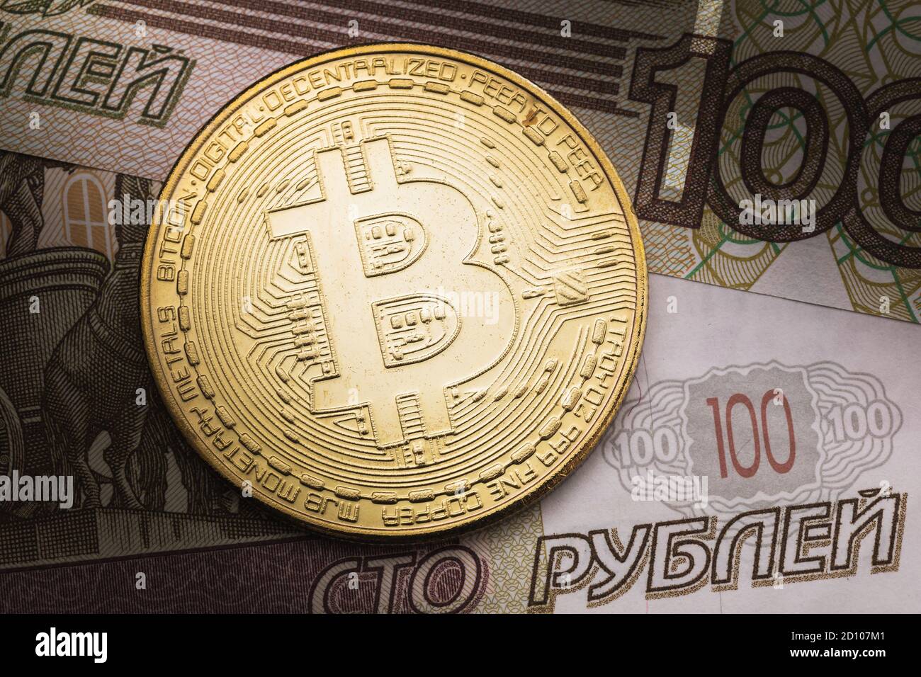 Bitcoin e russo cento rubli primo piano, vista dall'alto Foto Stock