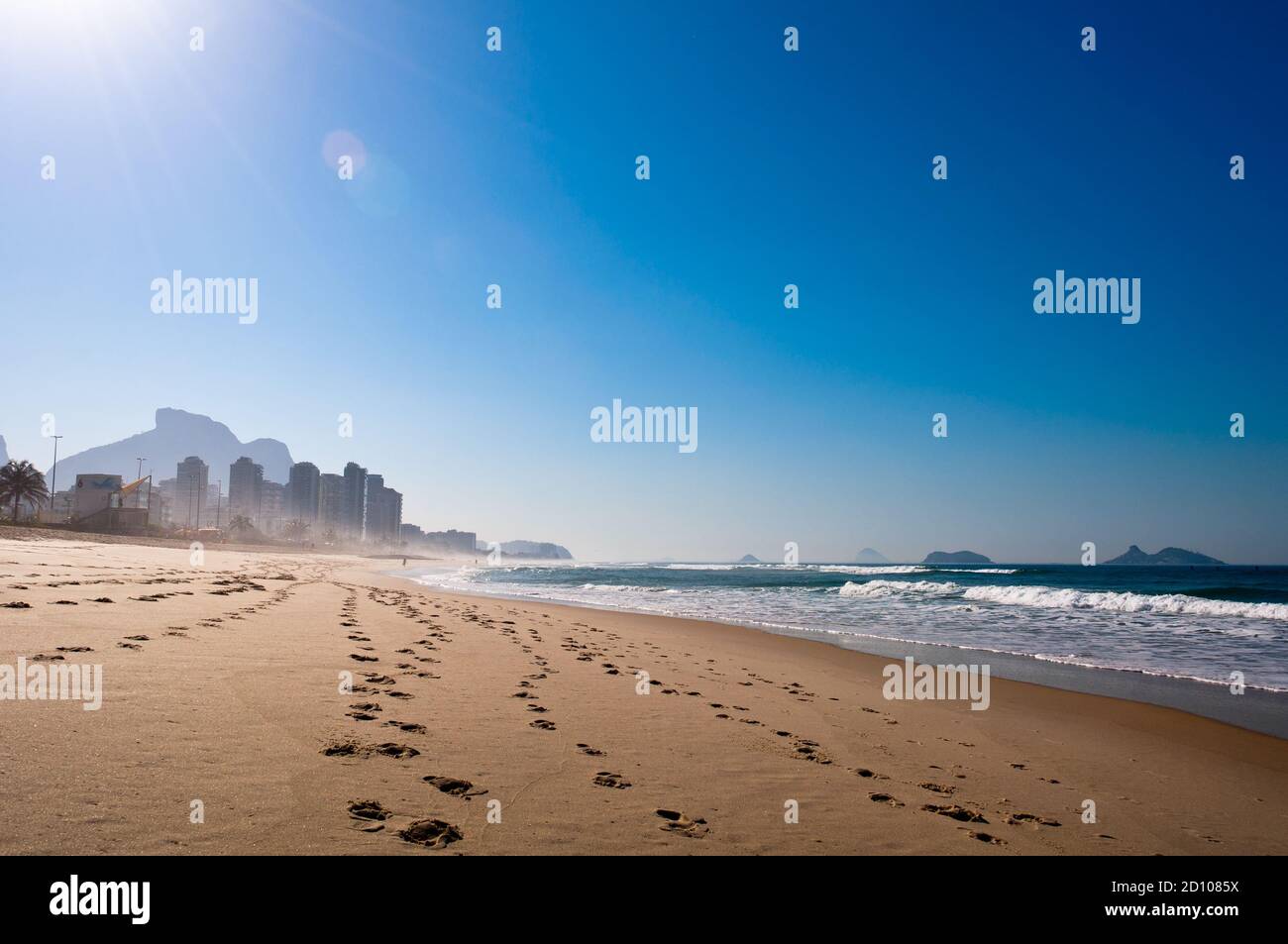 Spiaggia vuota barra da Tijuca al mattino, Rio de Janeiro, Brasile Foto Stock