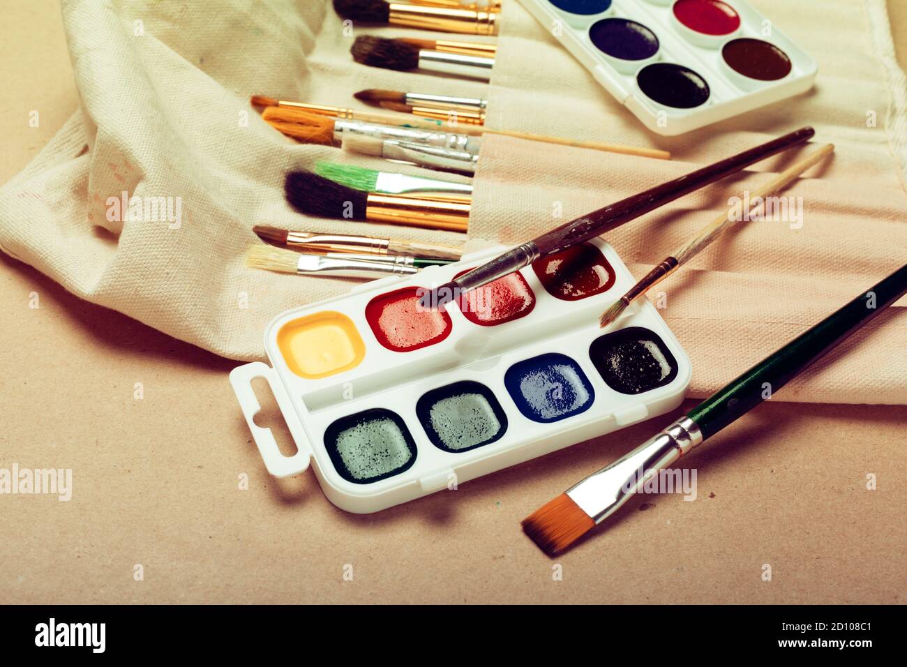 Set di pennelli professionali per artista acquerello in una cassa a rullo  fatta a mano e vernici ad acqua da vicino Foto stock - Alamy