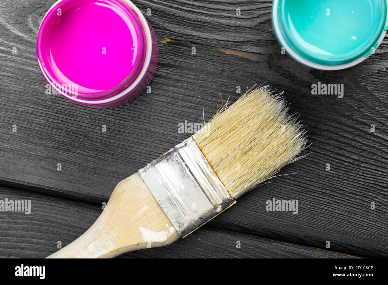 bottiglie di vernice su sfondo rustico di legno. Foto di alta qualità Foto Stock