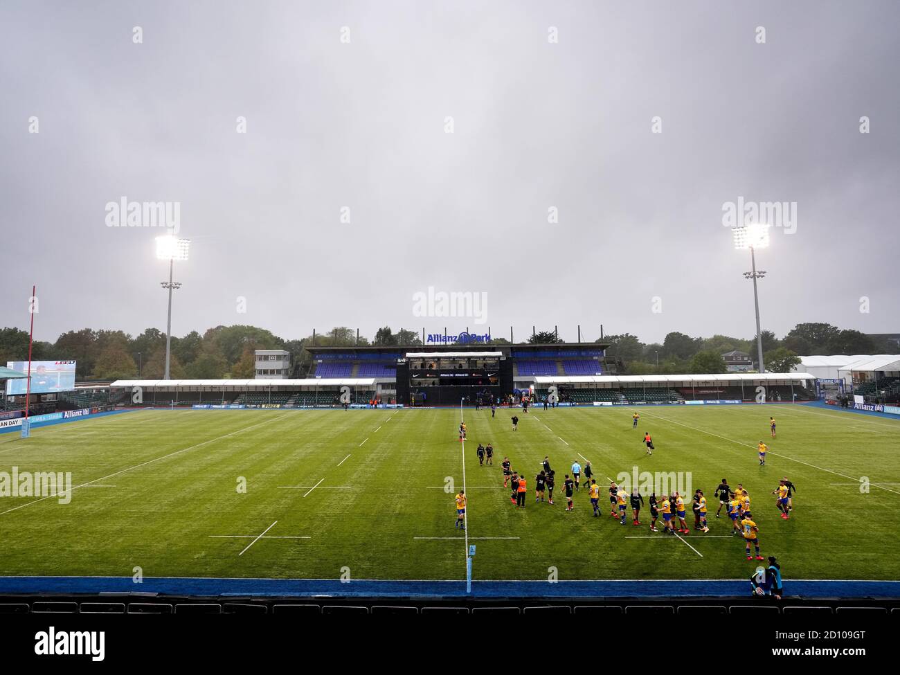 I giocatori di Saracens e Bath stringono le mani alla fine della partita della Gallagher Premiership allo stadio Allianz di Londra. Foto Stock