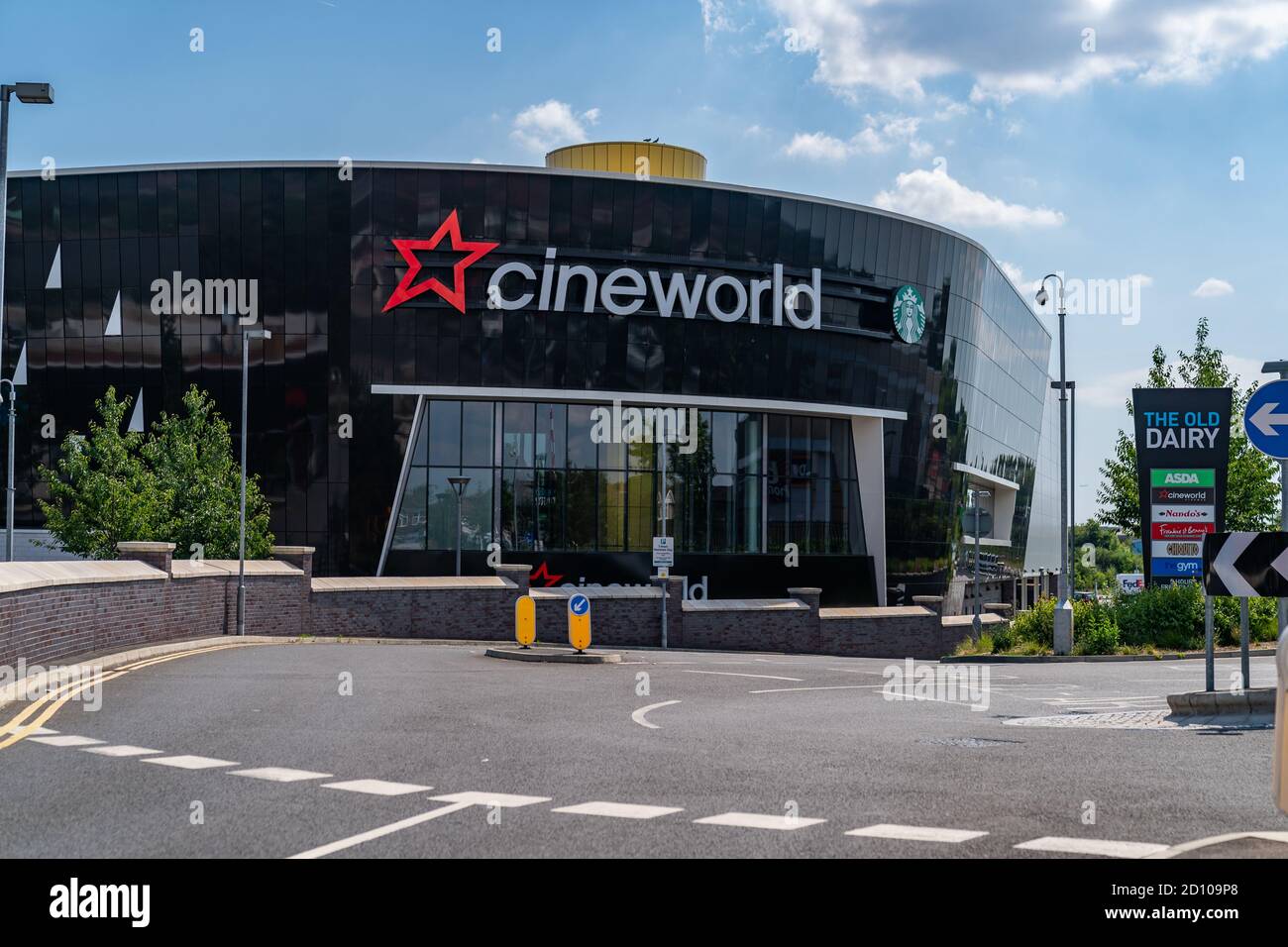 LONDRA, INGHILTERRA - 26 GIUGNO 2020: Cinema Cineworld a South Ruislip, Londra, Inghilterra chiuso durante la pandemia COVID-19 - 001 Foto Stock