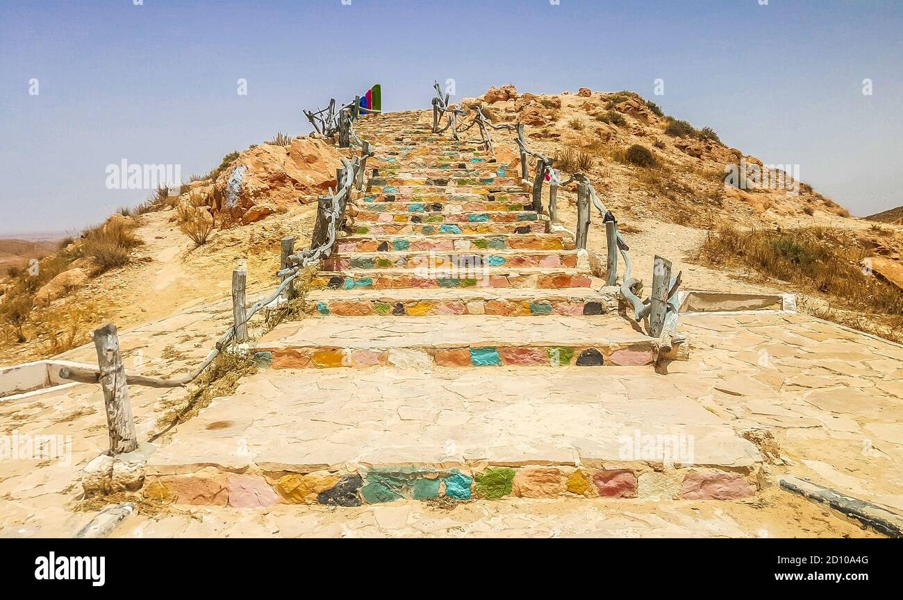 Gradini che conducono al punto di osservazione nella parte montana del deserto del Sahara intorno alla città di Matmata. Tunisia Foto Stock