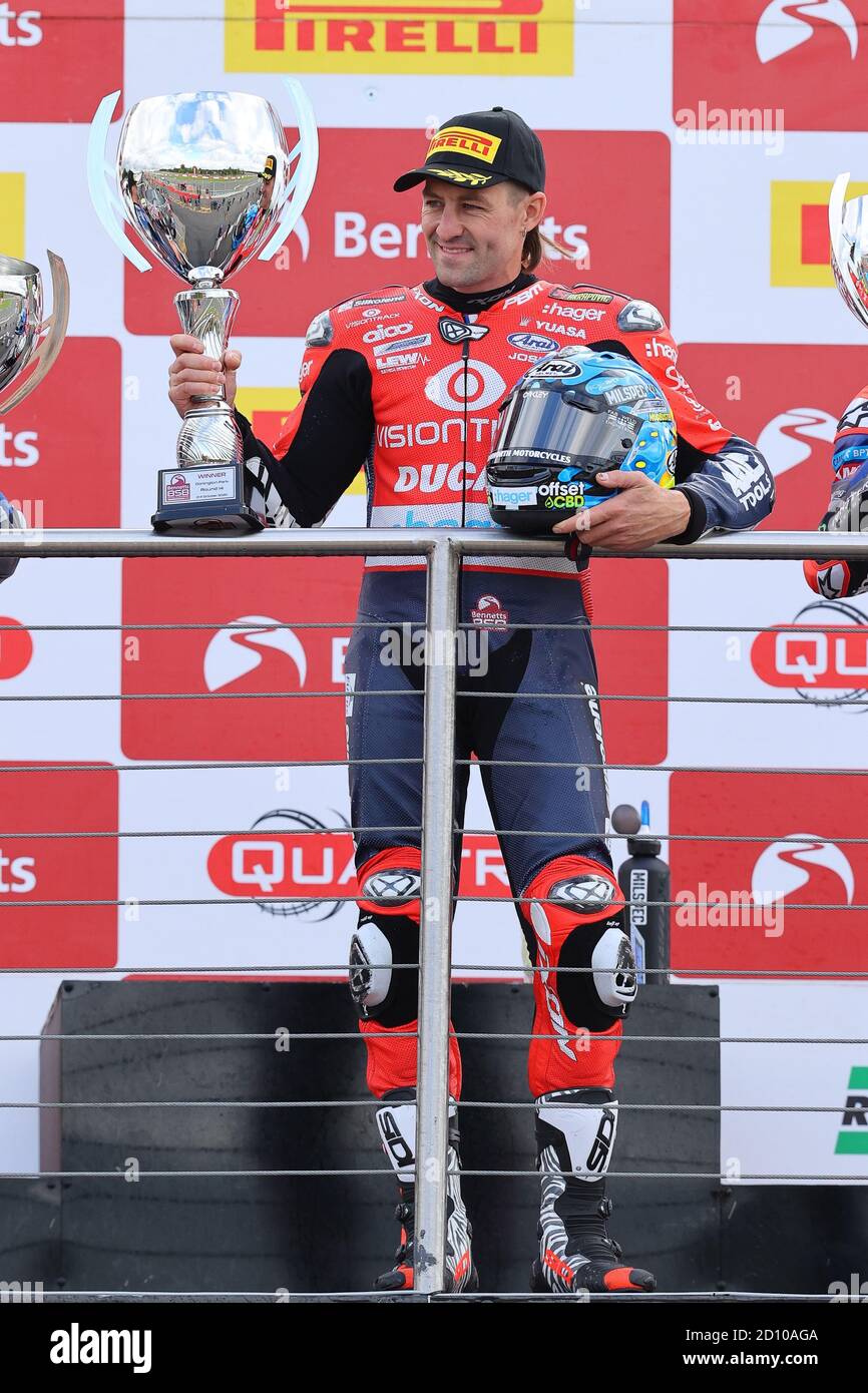 Donington Park, Regno Unito. 4 Ottobre 2020. Josh Brookes Visiontrack Ducati con il suo trofeo dopo aver vinto gara 2 durante la gara 5 del Bennets British Superbike (BSB) Championship 2020 al Donington Park GP Circuit, Inghilterra, il 2-4 ottobre 2020. Foto di Ian Hopgood. Credit: Prime Media Images/Alamy Live News Foto Stock