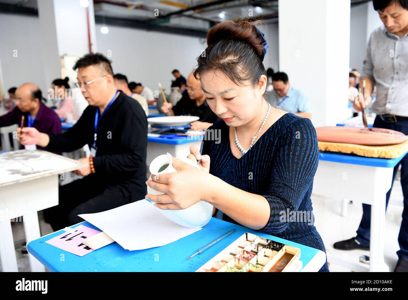 Huaian, Huaian, Cina. 5 Ott 2020. AnhuiÃ¯Â¼Å CINA-giocatori dell'industria ceramica della provincia di Anhui competere nella ceramica abilità concorrenza a Huainan città il 29 settembre 2020. In quel giorno, la Divisione anhui del Concorso cinese per le competenze professionali in ceramica 2020 e la 6a Mostra dei prodotti ceramici di Anhui si sono svolte presso il Palazzo culturale dei nuovi lavoratori nella città di Huainan. Più di 120 lavoratori e membri del personale dell'industria ceramica hanno partecipato al concorso di abilità ceramica di cinque mestieri, vale a dire decorazione di pittura colorata, decorazione completa, decorazione di calligraphy, da Foto Stock
