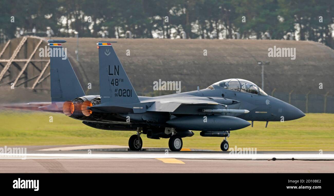 F-15E Sciopero Eagle, dopo i bruciatori accesi, rotolando giù la pista a piena potenza per il decollo Foto Stock