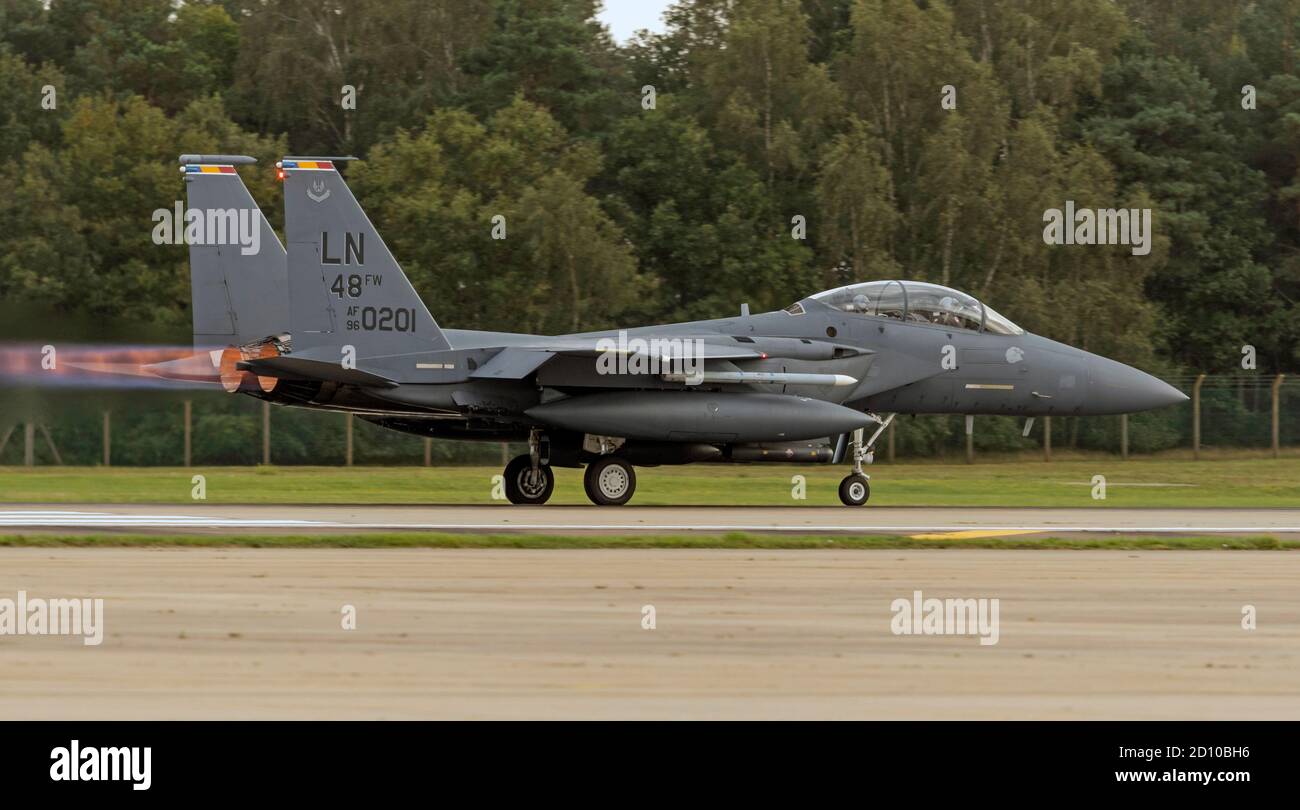 F-15E Sciopero Eagle, dopo i bruciatori accesi, rotolando giù la pista a piena potenza per il decollo Foto Stock