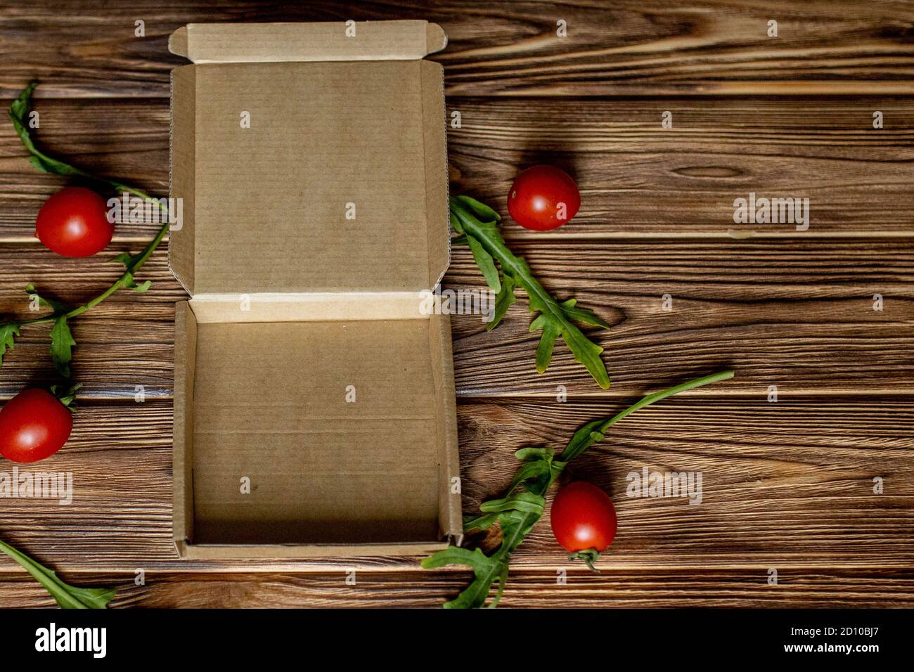 Il pezzo per il posizionamento della pizza, la scatola vuota e gli ingredienti per la pizza. Spazio di copia Foto Stock